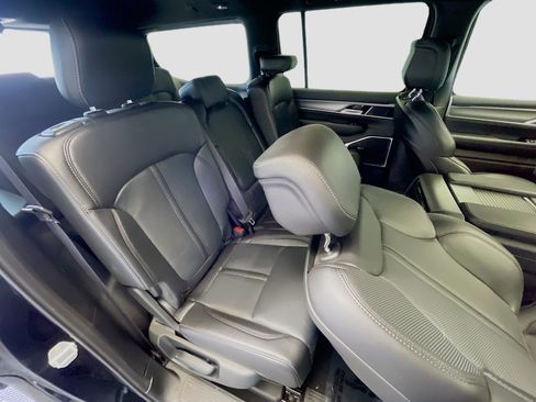 Used 2025 Jeep Wagoneer 4WD image 19