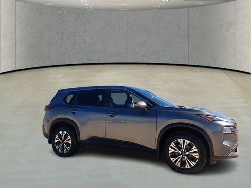 Used 2022 Nissan Rogue SV image 3