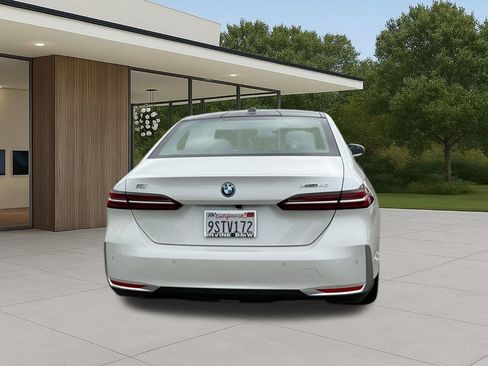Used 2025 BMW i5 xDrive40 w/ Premium Package AWD/4WD image 9