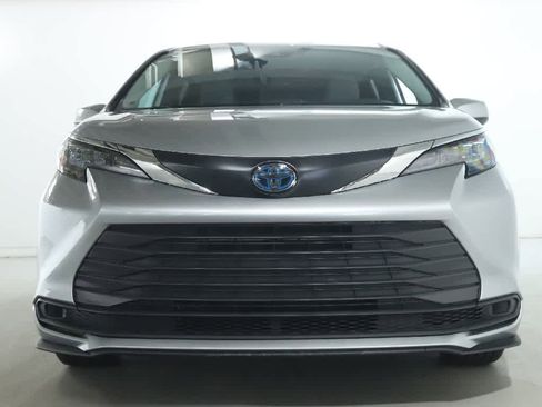 Used 2025 Toyota Sienna LE FWD image 5