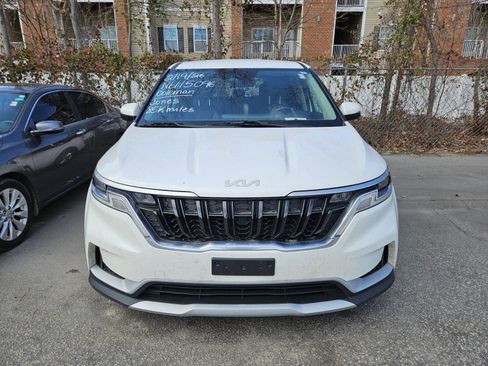 Used 2022 Kia Carnival LX image 4