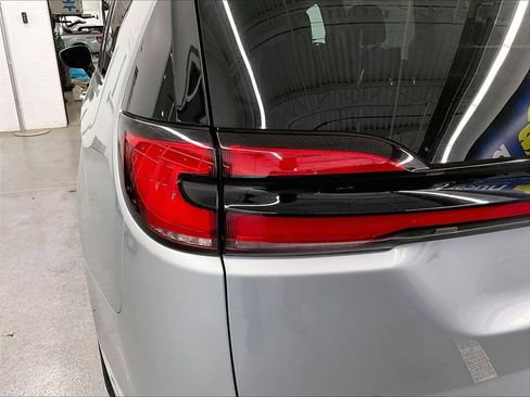 Used 2023 Chrysler Pacifica Touring-L FWD image 32