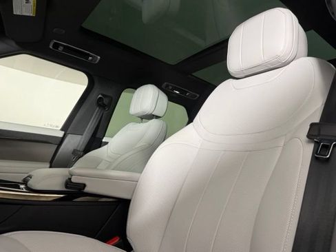 Used 2025 Land Rover Range Rover Sport SE AWD/4WD image 5