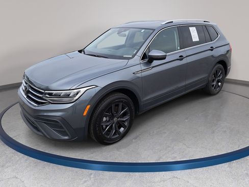 Used 2024 Volkswagen Tiguan SE FWD image 1