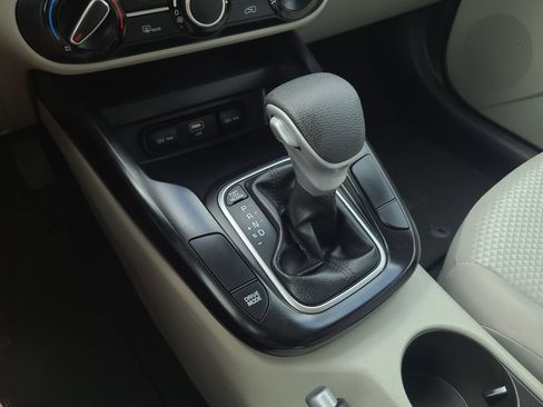 Used 2025 Kia Soul LX w/ LX Technology Package FWD image 22
