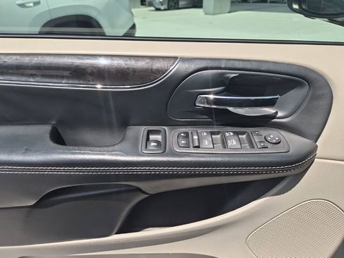 Used 2016 Chrysler Town & Country Touring w/ Driver Convenience Group image 9