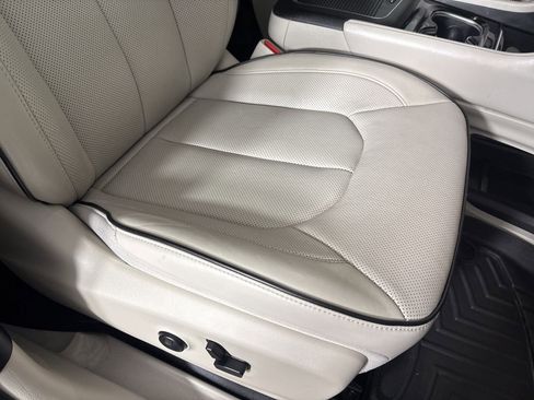 Used 2021 Chrysler Pacifica Limited w/ Uconnect Theater Family Group image 32