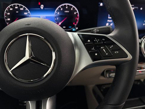 Used 2026 Mercedes-Benz GLB 250 image 27