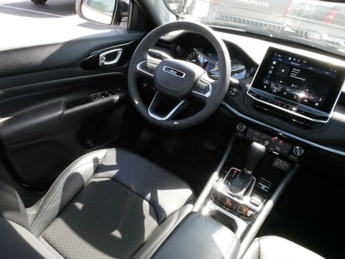 Used 2026 Jeep Compass Latitude AWD/4WD image 9