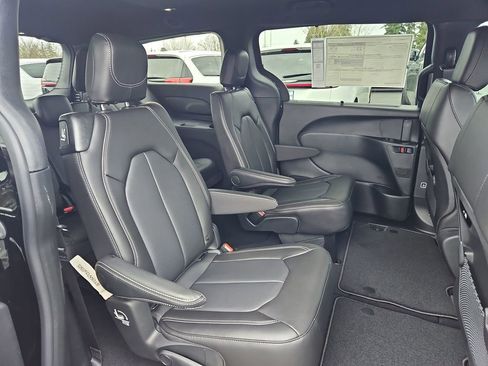 New 2026 Chrysler Pacifica Select image 27