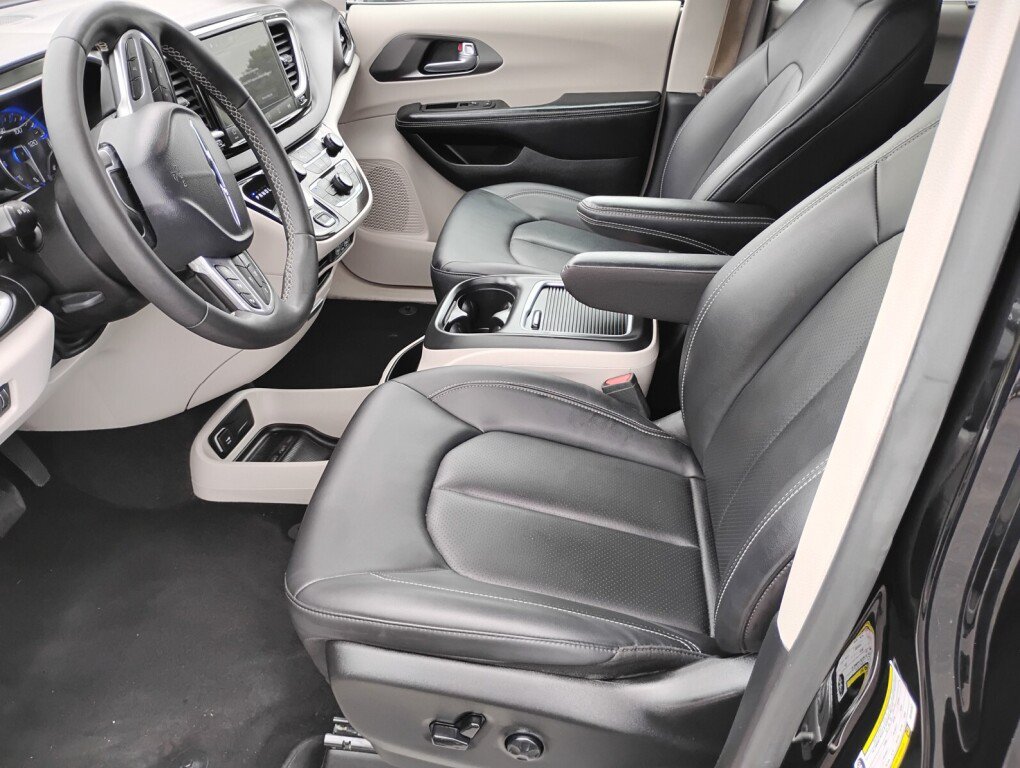 Used 2024 Chrysler Pacifica Touring-L FWD image 9