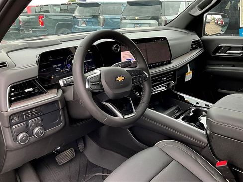 New 2025 Chevrolet Suburban Premier image 6