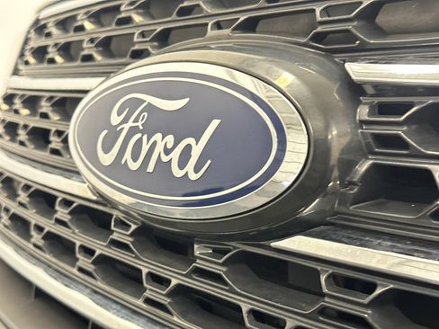 Used 2022 Ford Explorer XLT w/ Equipment Group 202A image 13