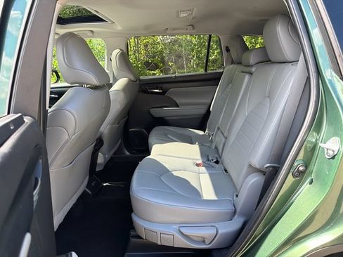 Used 2023 Toyota Highlander AWD image 17