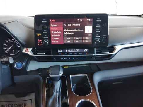 Used 2022 Toyota Sienna XLE w/ XLE Plus Package FWD image 26