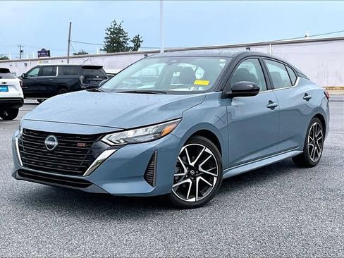 Used 2025 Nissan Sentra SR w/ Trunk Package FWD image 2