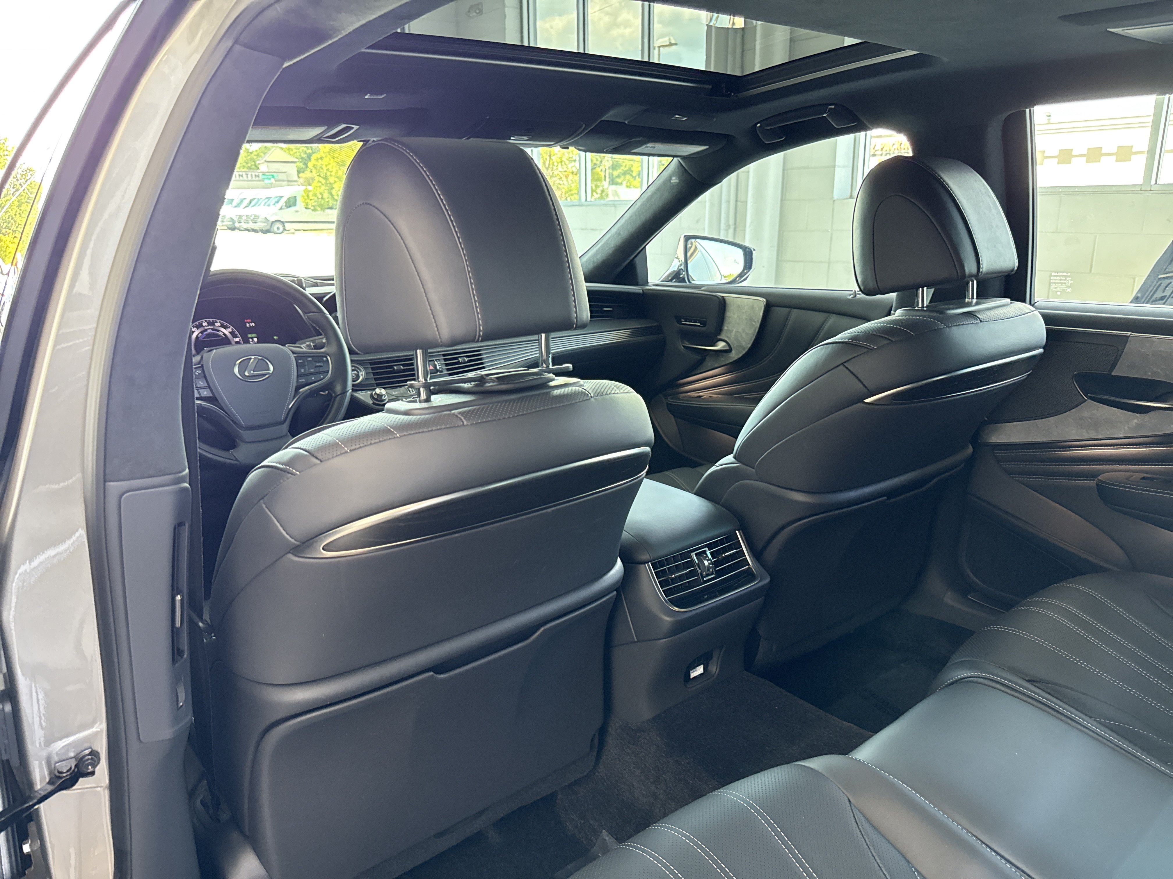Used 2023 Lexus LS 500h AWD w/ Luxury Package image 29