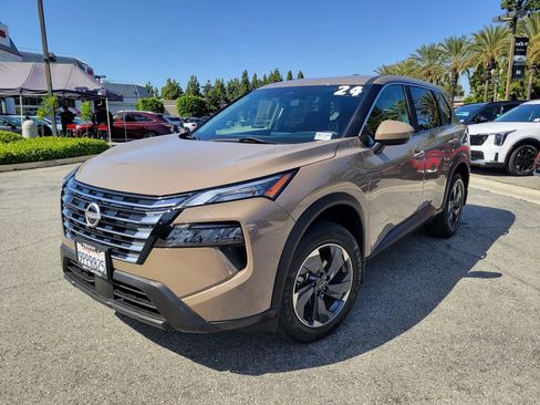 Used 2024 Nissan Rogue SV FWD image 1