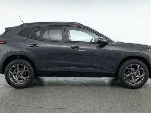 Used 2025 Chevrolet Trax LT w/ LT Convenience Package FWD image 11