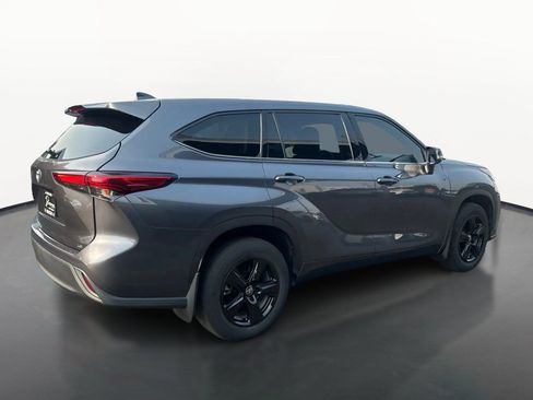Used 2020 Toyota Highlander LE FWD image 3