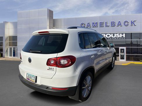 Used 2011 Volkswagen Tiguan SE image 4