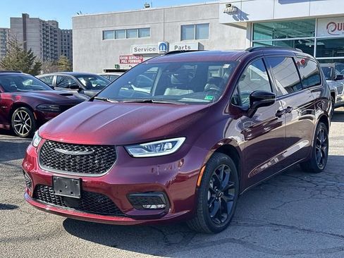 Used 2023 Chrysler Pacifica Limited w/ S Appearance Package image 5