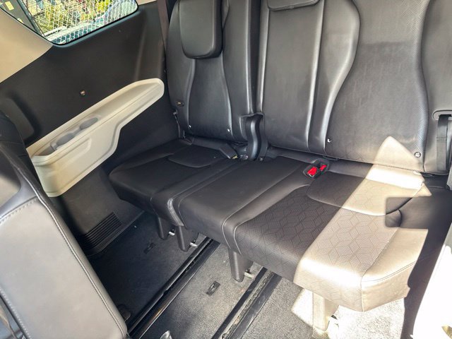Used 2022 Kia Carnival LX FWD image 26