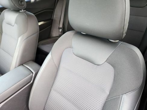 Used 2025 Chevrolet Trax LT FWD image 19