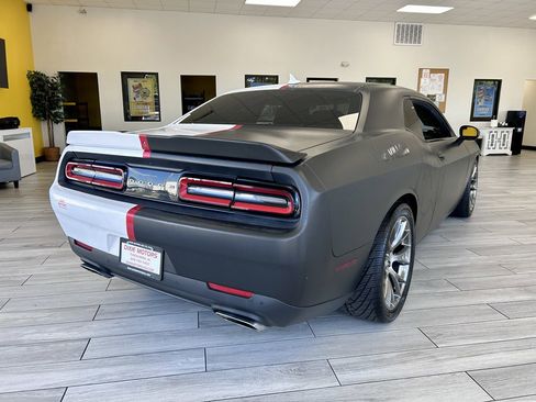 Used 2016 Dodge Challenger SRT RWD image 6