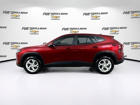Used 2024 Chevrolet Trax LS w/ LS Convenience Package FWD image 4