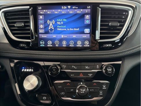 Used 2020 Chrysler Pacifica Limited w/ Advanced Safetytec Group FWD image 21