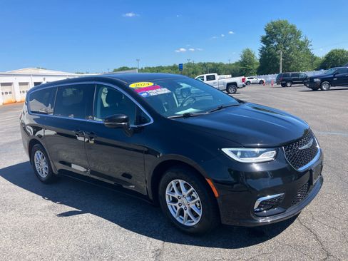Used 2024 Chrysler Pacifica Touring-L FWD image 2