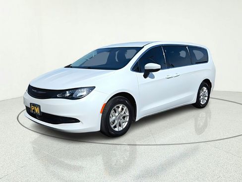 Used 2022 Chrysler Voyager LX FWD image 3