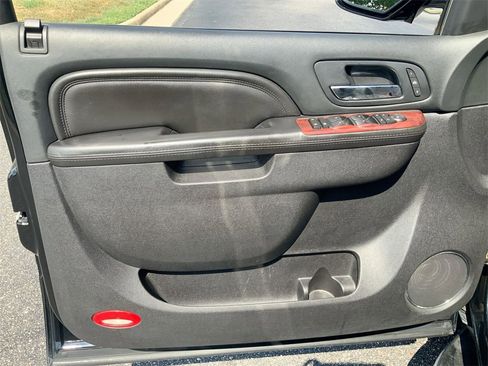 Used 2011 Cadillac Escalade 4D Sport Utility w/ Touring Package image 21