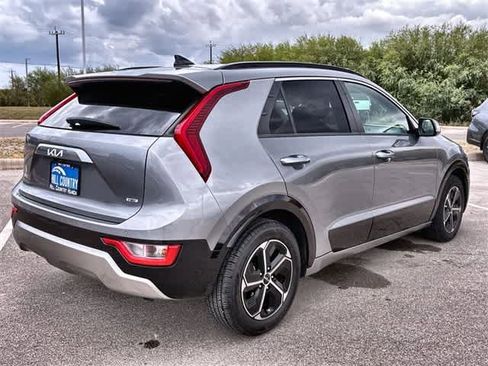 Used 2023 Kia Niro SX image 6