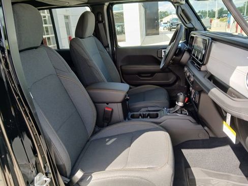 New 2025 Jeep Wrangler Unlimited Sahara w/ Technology Group AWD/4WD image 15