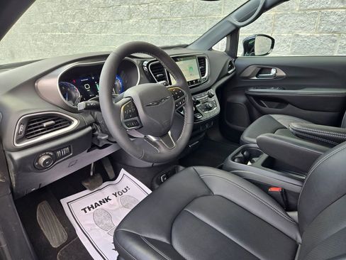 Used 2026 Chrysler Pacifica Select FWD image 13