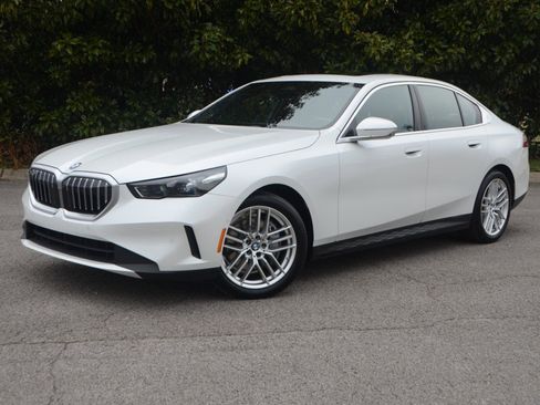 Used 2025 BMW 540i xDrive w/ Premium Package image 10