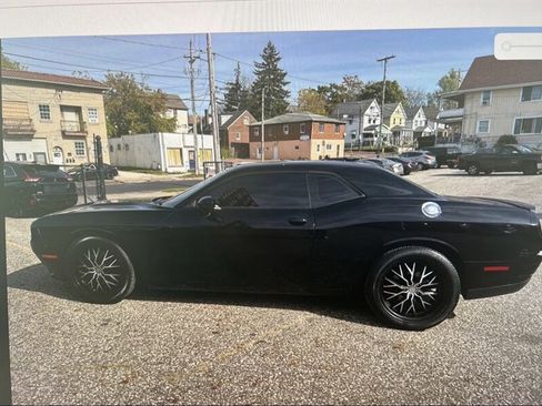 Used 2017 Dodge Challenger R/T RWD image 9