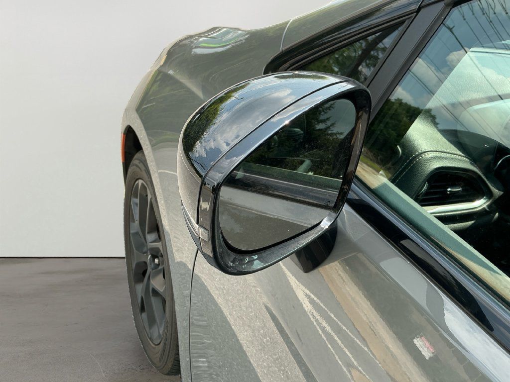 Used 2025 Chrysler Pacifica Limited FWD image 11
