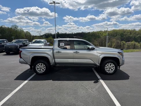 Used 2025 Toyota Tacoma SR5 AWD/4WD image 4