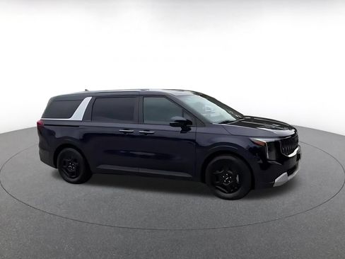 Used 2026 Kia Carnival FWD image 2