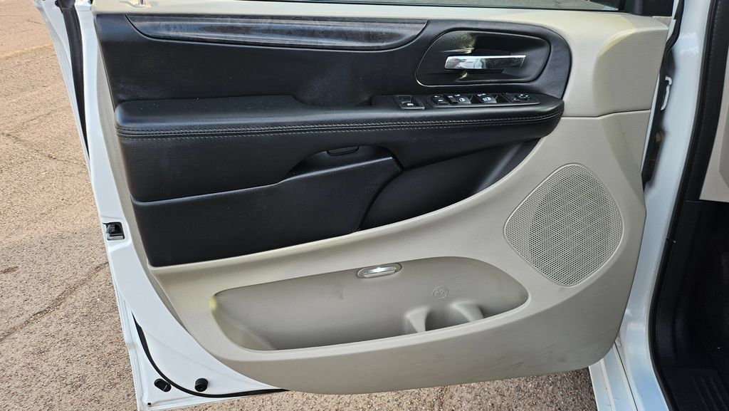 Used 2019 Dodge Grand Caravan SE FWD image 26