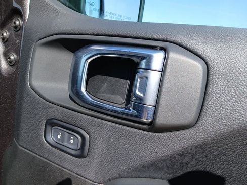 Used 2025 Jeep Wrangler Sahara image 51