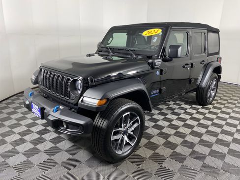 Used 2024 Jeep Wrangler Unlimited w/ Convenience Group AWD/4WD image 10