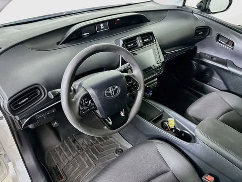 Used 2020 Toyota Prius LE FWD image 2
