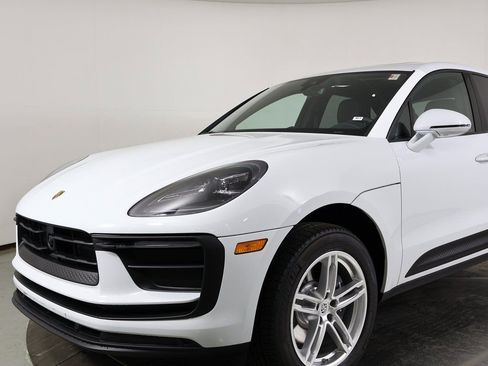 Certified 2025 Porsche Macan image 15