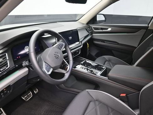 New 2025 Volkswagen Atlas Peak Edition SE image 18