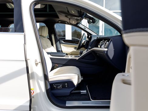 Used 2023 Bentley Bentayga Extended Wheelbase image 2