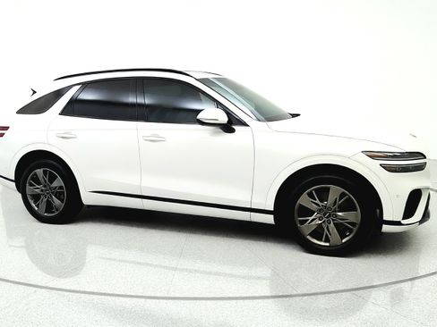 Used 2022 Genesis GV70 3.5T Sport w/ Sport Advanced Package AWD/4WD image 8